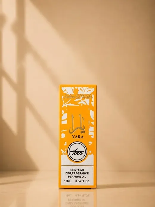 Oranje doos met parfumolie in warm licht