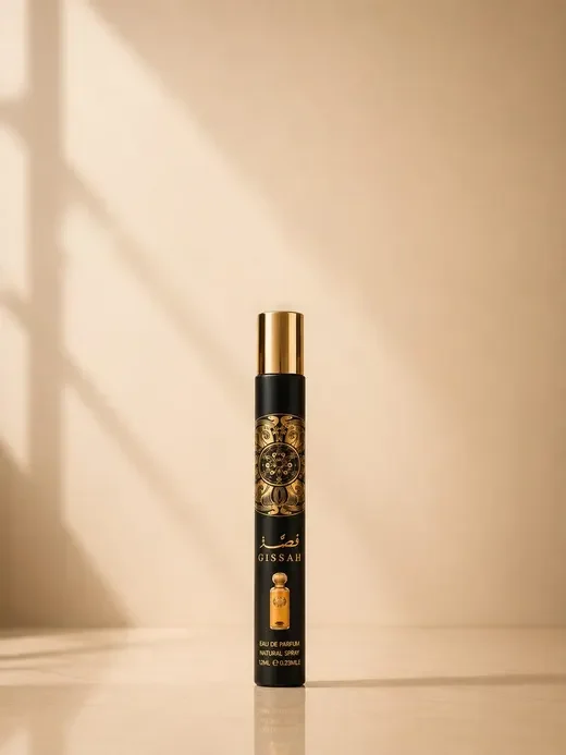 Parfum in warm licht tegen een crèmekleurige muur met raamschaduw